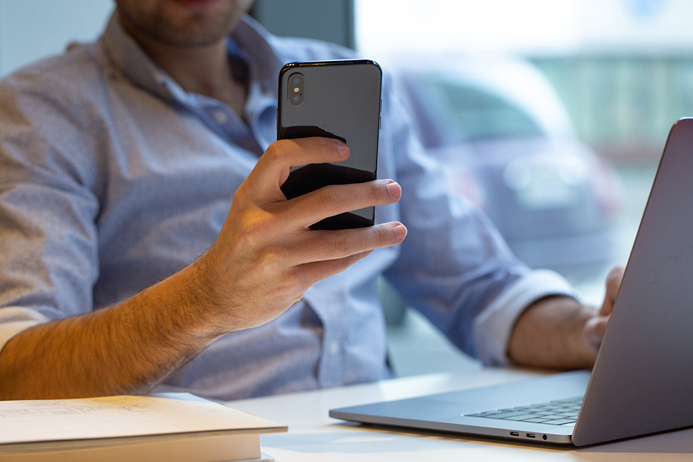 homem recebendo notificação no celular